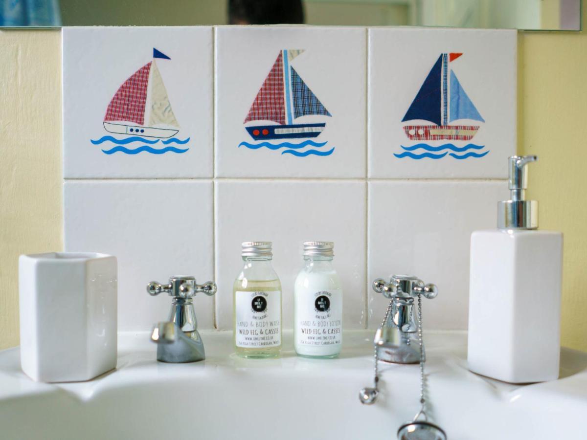 Pass The Keys Modern 2 Bed Flat Overlooking Aberaeron Harbour Kültér fotó